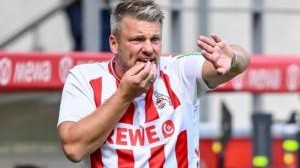 开云体育注册入口-科隆主帅夸斯尼奥克在客场作战时穿了一件球队主场球衣指挥比赛