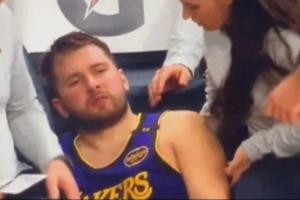 开云注册-东契奇被推出界外躺在灰熊女助教身旁 说的是：我真TM受够了~