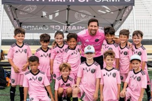 开云体育网页版-梅西现身迈阿密国际青训营，亲切指导小球员并签名留念