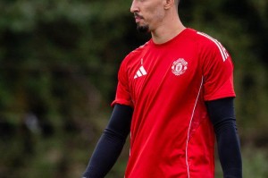 开云体育网页版-费迪南德：曼联教练组要帮助巴因迪尔提高处理传中球的能力