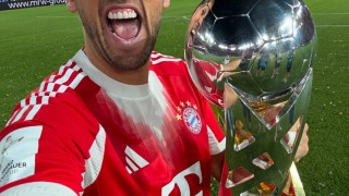 首次获得德超杯，凯恩社媒晒捧杯照庆祝