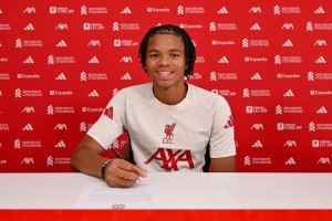 利物浦官方：与17岁边锋恩古莫哈签下至2028年首份职业合同